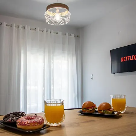 Tracy's Luxury Apartment. * Néa Mihanióna